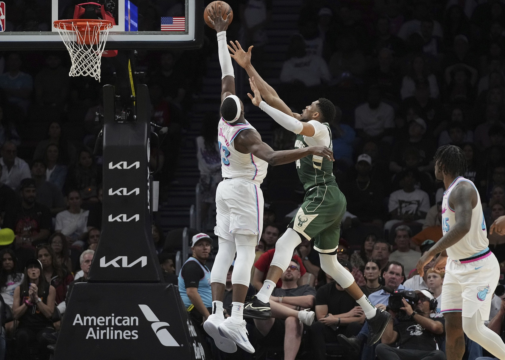 电子竞技下注-队记：热火直到昨晚深夜才得知 雄鹿可能不会在今天交易字母