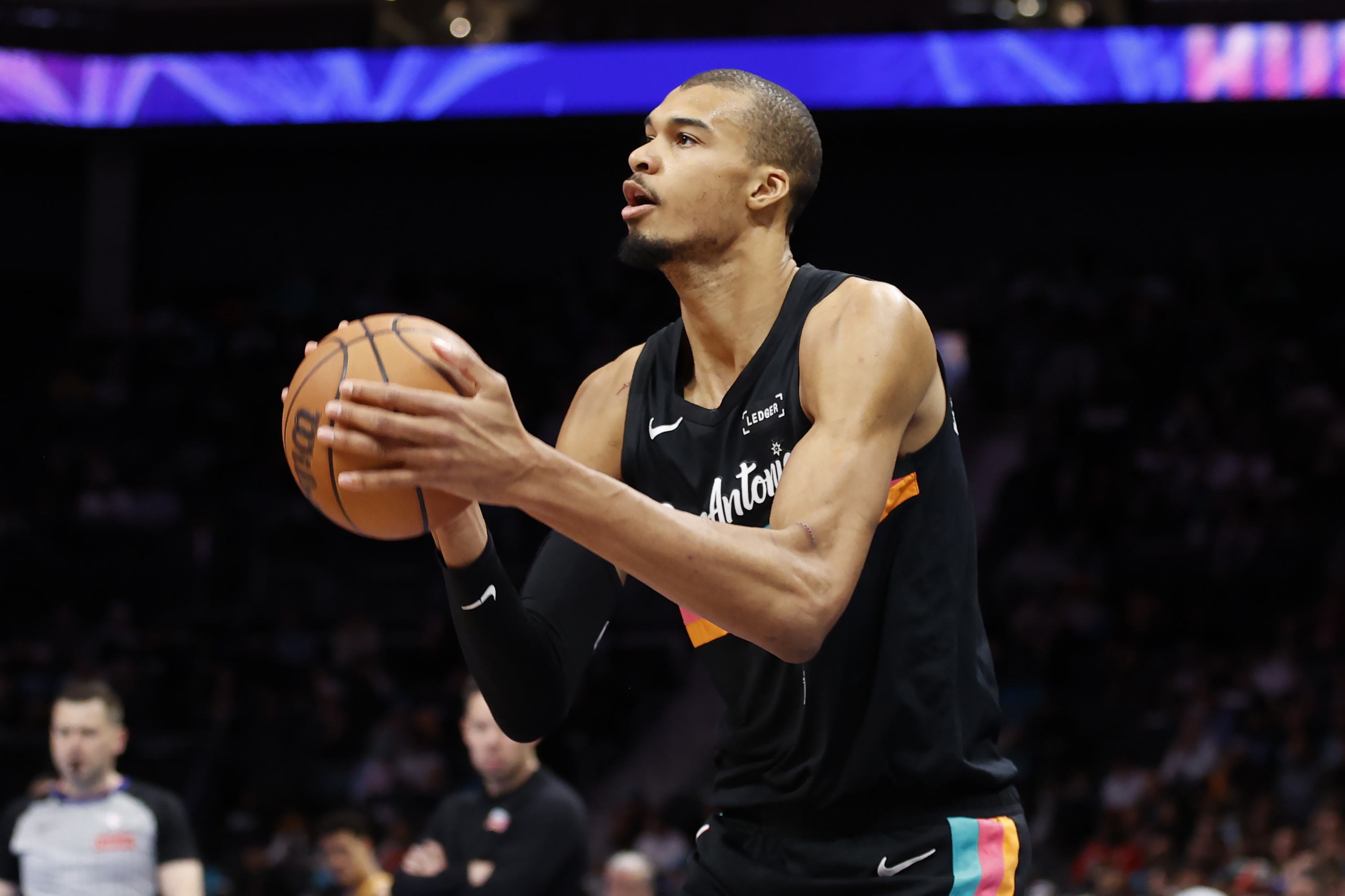 电子竞技下注-手感滚烫！文班上半场飚中5记三分 多于独行侠全队4记三分